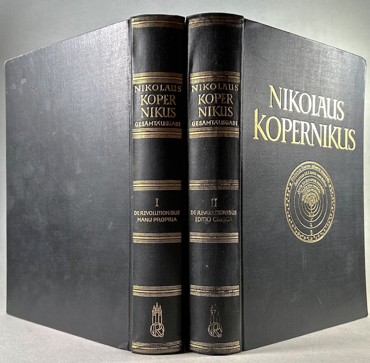 Nikolaus Kopernikus Gesamtausgabe. Band I: Opus de Revolutionibus Caelestibus Manu Propria FaksimileWiedergabe und Band II: De Revolutionibus Orbium Caelestium Textkritische Ausgabe