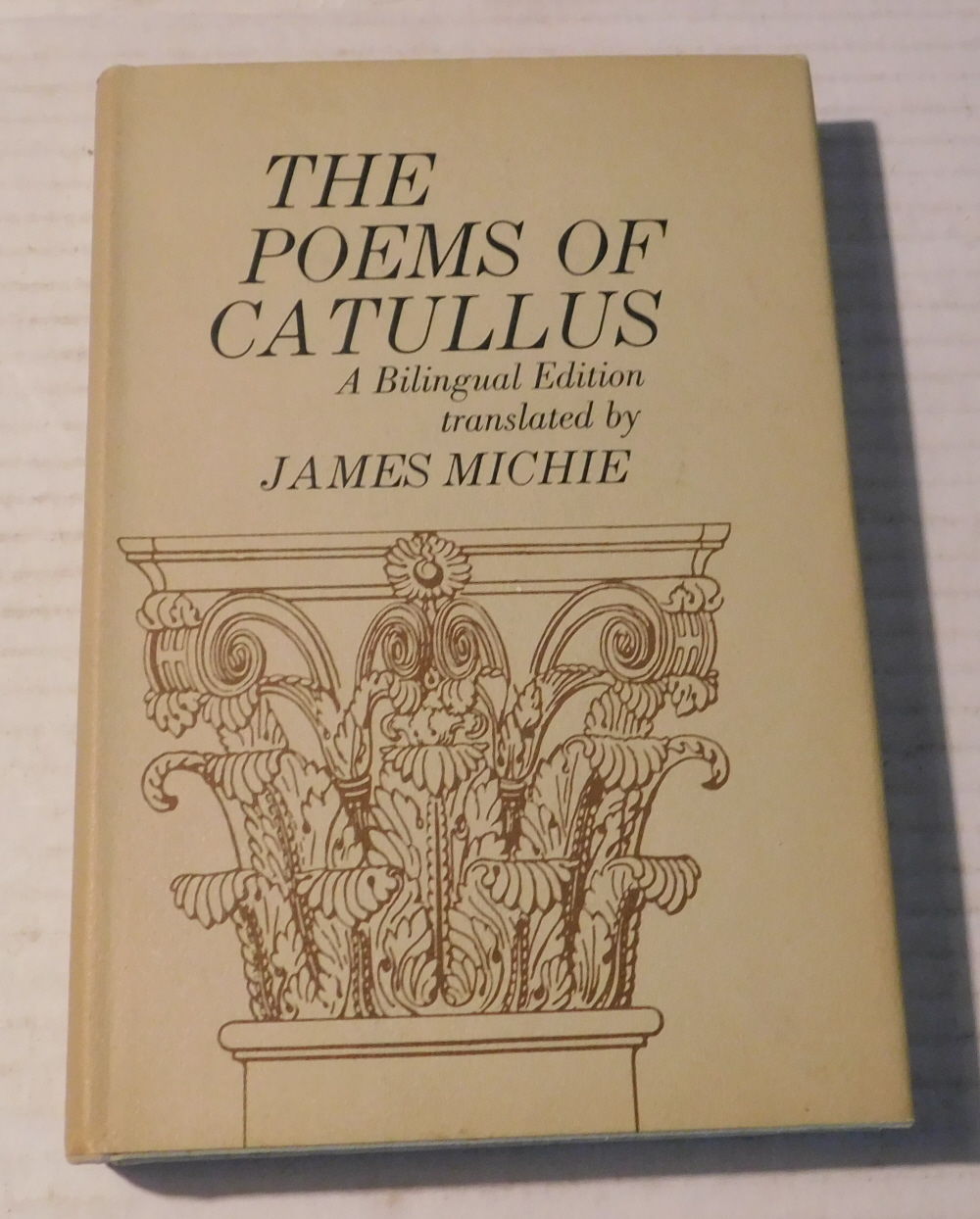 THE POEMS OF CATULLUS. A Bilingual Edition translated by James Michie, introduction & notes by Robert Rowland.