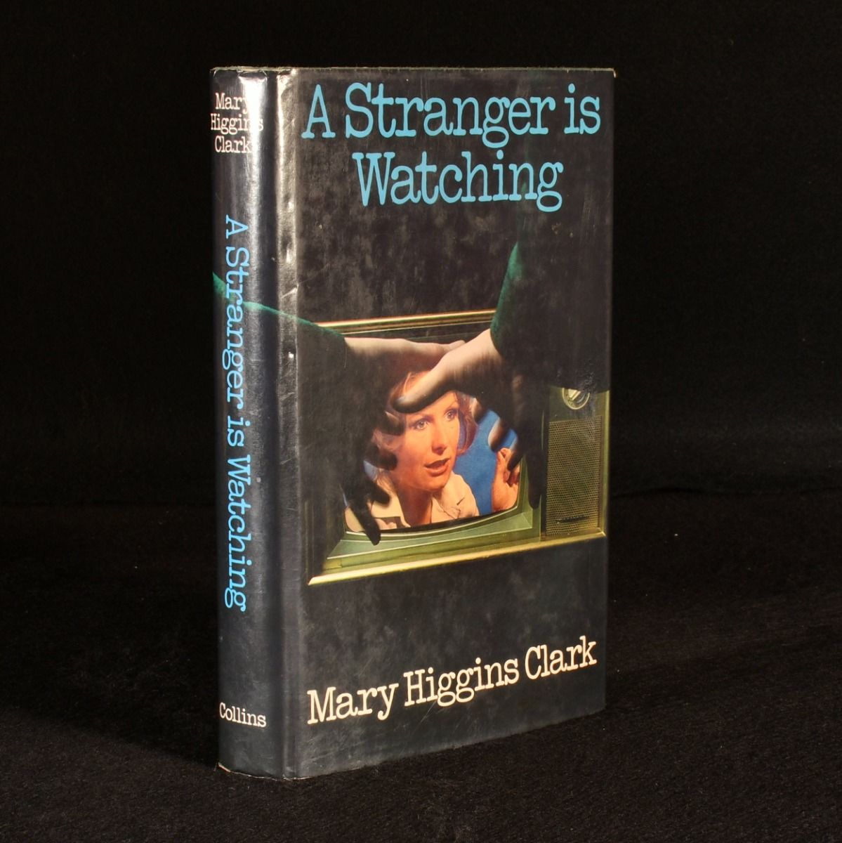 Mary Higgins Clark - A Stranger Is Watching