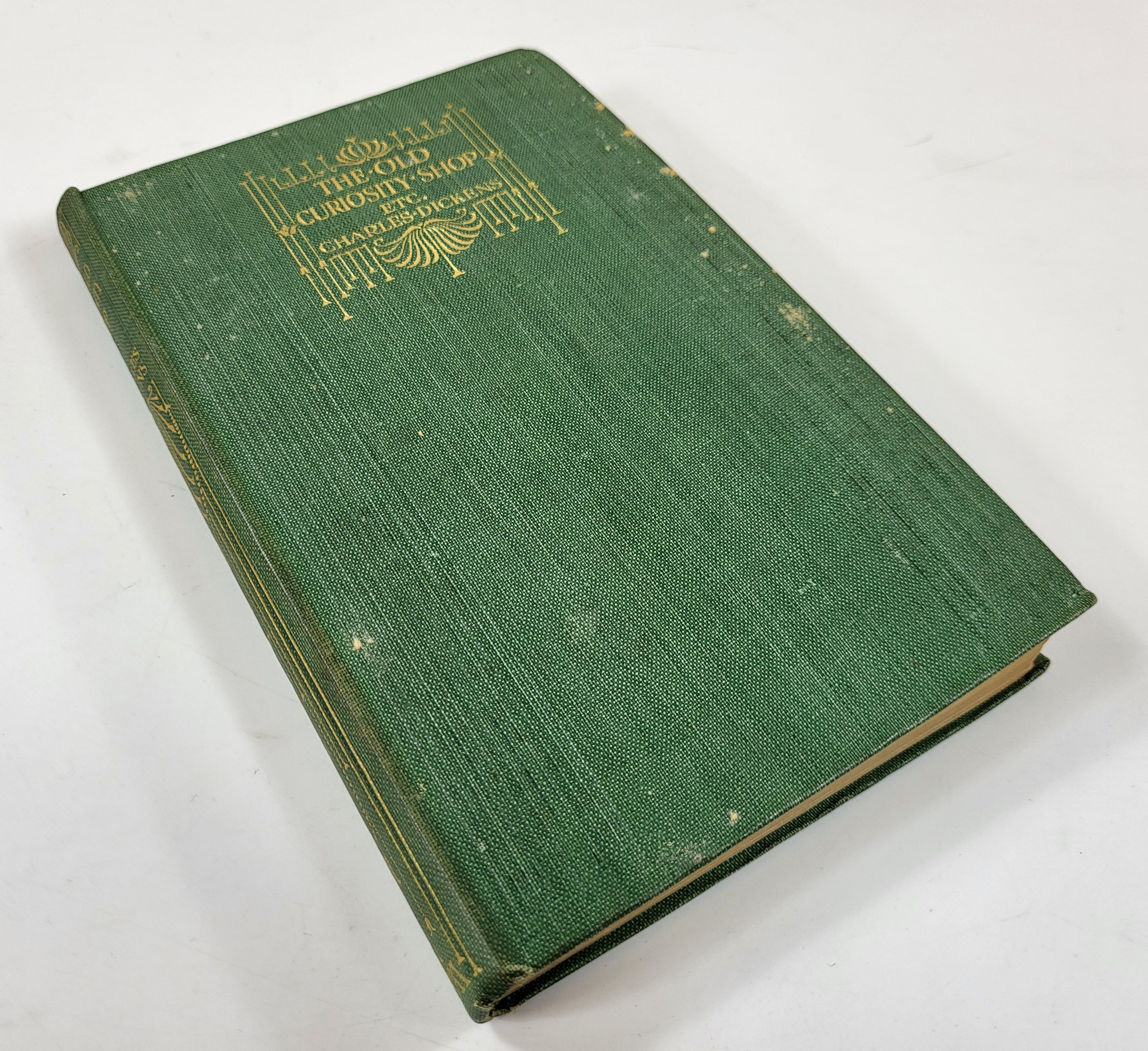 The Old Curiosity Shop and Master Humphrey's Clock. Macmillan's Illustrated Pocket Dickens