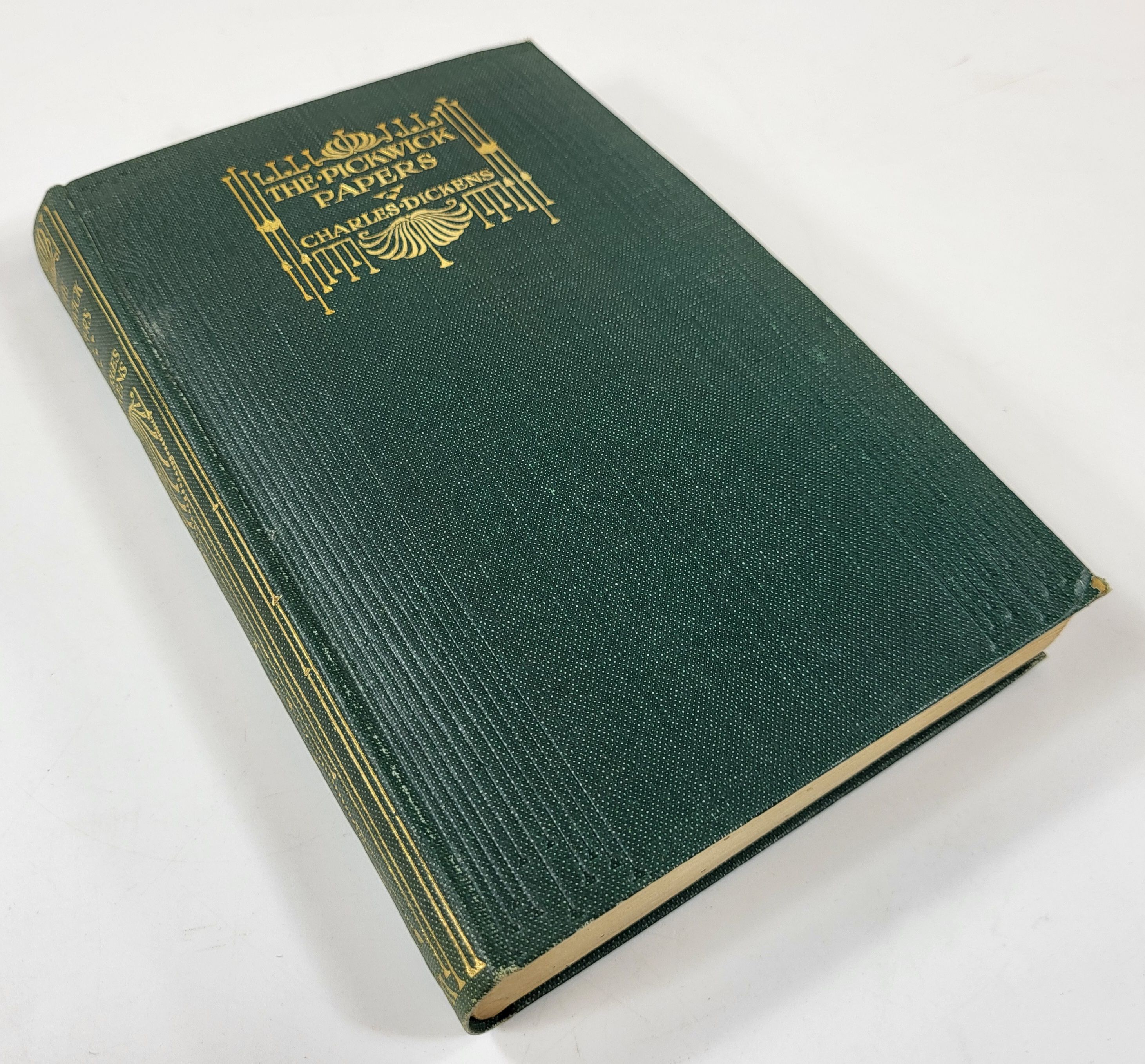 The Posthumous Papers of The Pickwick Club. Macmillan's Illustrated Pocket Dickens