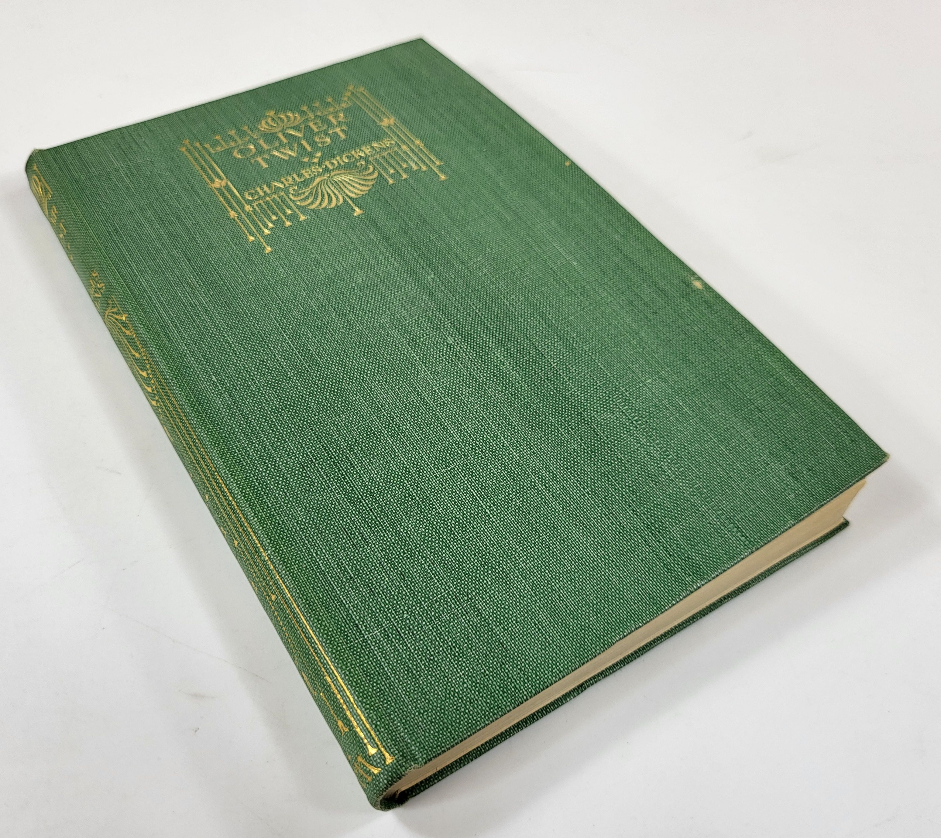 The Adventures of Oliver Twist. Macmillan's Illustrated Pocket Dickens
