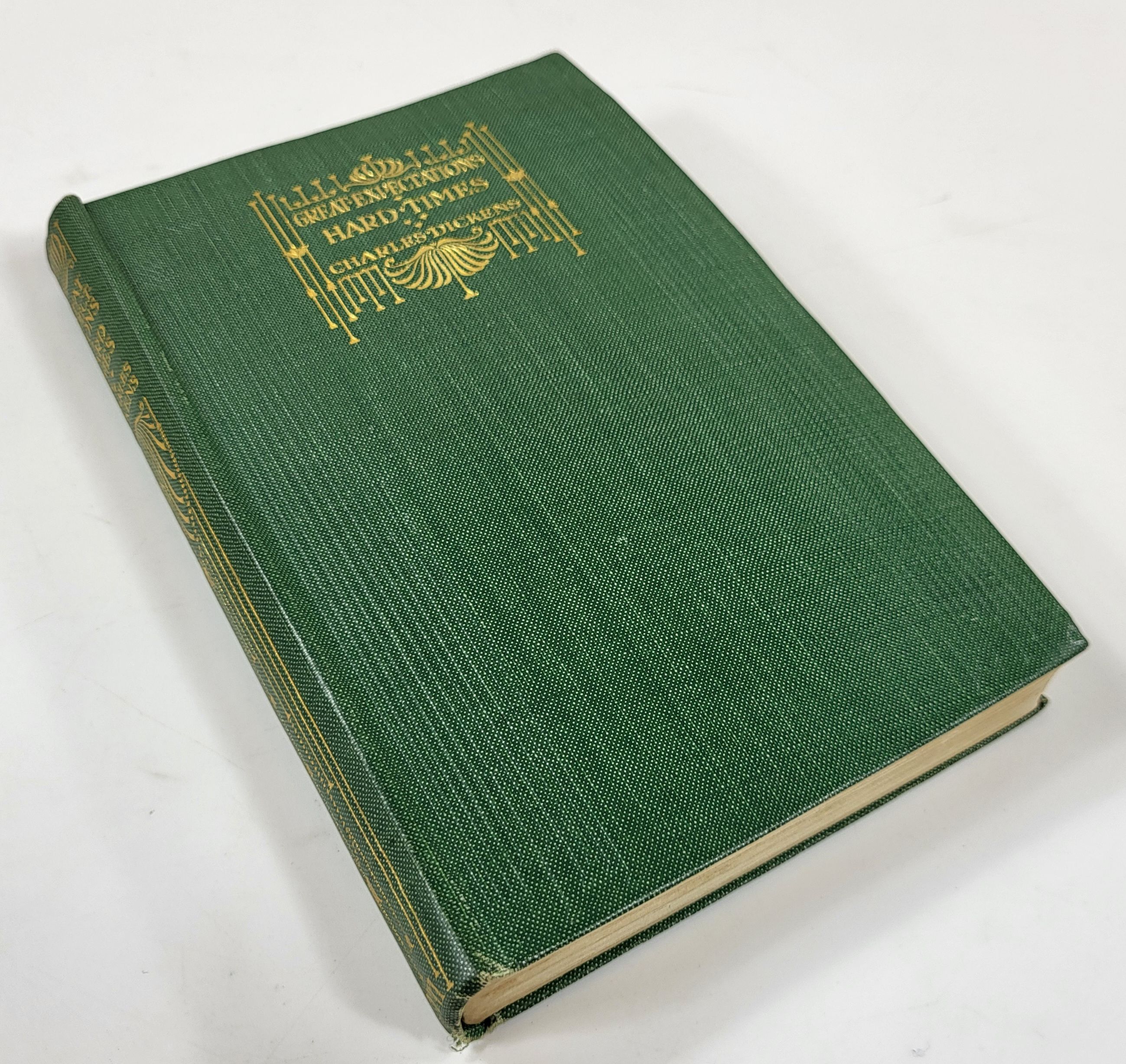 Great Expectations; and Hard Times. Macmillan's Illustrated Pocket Dickens