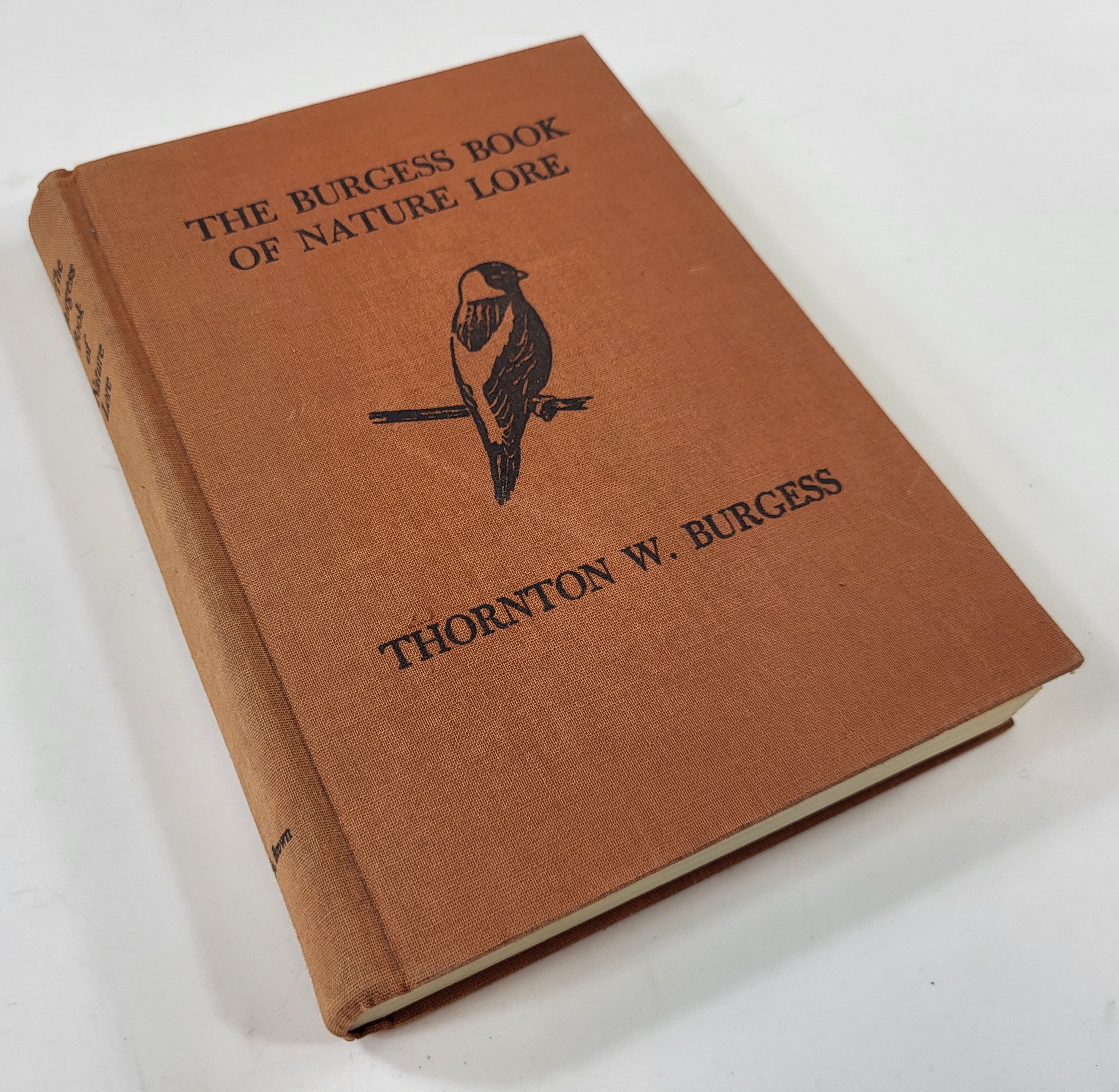 The Burgess Book of Nature Lore: Aventures of Tommy, Sue and Sammy with their Friends of Meadow, Pool and Forest